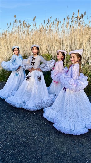 MAR Y EVA | MODA INFANTIL on Instagram: "Enlazá 🎀 Y seguimos… ¿Qué me decís de estas pedazos de modelos? Con este grupito da gusto hacer vestidos y por supuesto ponérselos 🥰. Gracias a esas mamis que siempre están dispuestas a todo ❤️. ¿Qué os está pareciendo la nueva colección? Nos encantaría que nos lo dijieseis ☺️. #moda #flamenca #costura"