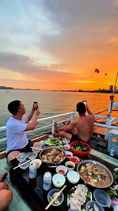 Ở Hạ Long bình dị lắm… Chiều tan làm cùng bạn bè lên tàu vi vu ngoài biển ngắm hoàng hôn buông xuống. Nhâm nhi hải sản với cốc bia Hạ Long mát lạnh… thả lòng mình với biển cả, với hoàng hôn và những cơn gió mát lành, mọi muộn phiền tự nhiên tan biến. Cuộc sống ở Hạ Long thật yên bình. Yêu mảnh đất này. ❤️ | Hạ Long Thả Gió