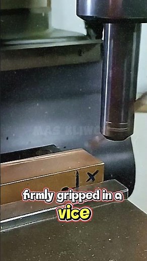 the process of installing a chisel on a milling machine.#shorts #engineering #working #machine #diy