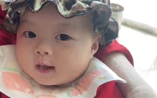 桐桐第一次吃辅食