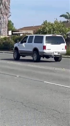 Ford Excursion 4x4 7.3 powerstroke. no reserve on BAT.3/28/2026.