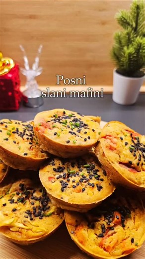 POSNI SLANI MAFINI 🧁 Posni mafini sa pečenom paprikom – mekani, sočni i puni ukusa. Savršeni su za doručak, ali i kao užina za poneti. Brzi, praktični i baš zasitni 🌶 Sastojci: - 180 g belog brašna - 100 g kukuruznog brašna - 1 kašičica praška za pecivo - 1 tikvica (rendana i dobro oceđena) - 3 pečene crvene paprike (sitno seckane) - 60 ml ulja - 150 ml vode - Začini (so, biber, beli luk, origano, ljuta paprika...) - Susam za posipanje - Ulje za kalupe 1. U činiji pomešati belo i kukuruzno bra