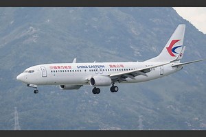 El impresionante cráter que se formó tras el impacto del avión en China