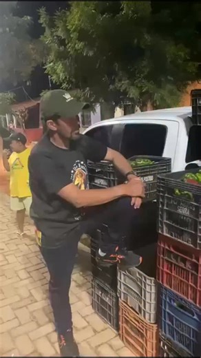 Ipu Notícias on Instagram: "Ao longo de 2025, o Terço dos Homens, sob coordenação de Clayton Soares, esteve presente em quase todos os bairros de Ipu, unindo oração, solidariedade e doação de alimentos às famílias mais necessitadas. Além das visitas semanais, o grupo também vem colaborando com a construção de casas para as famílias do Trilho, ameaçadas de despejo. Outra grande ação deste ano foi a parceria com o Moto Club Insanos, que resultou na arrecadação de diversas cestas básicas distribuí