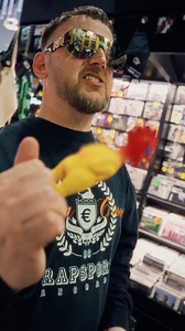 Supercrooo - Neurofolk (České kuře - svázané) Tak se jmenuje druhá deska Supercrooo. Vyšla rok po debutovém Toxic Funku a měla nelehkej úkol trumfnout ikononiclej, kultovní a přelomovej release. Taky měla mít zvuk z a energii z jinýho prostřední, bejt víc hard, víc zákeřná, víc nervózní, míň sci-fi. To všechno tam je. Trochu zastíněnej masterpiece a krásně vyzrálej hidden gem nechme po 20 letech znovu zazářit. Posuďte sami, jestli deska byla ahead of time nebo jsme jenom trippili. Neurofolk viny