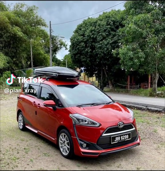 Discover the Unique Alien Car: Toyota Sienta Overview