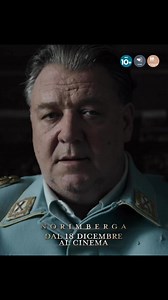 Arriva sul grande schermo Norimberga, il film che riporta al centro uno dei momenti più cruciali e disturbanti della storia contemporanea. Con Russell Crowe nei panni di Hermann Göring e Rami Malek in quelli dello psichiatra dell’esercito americano incaricato di valutarne la sanità mentale, il film scava nella mente dei vinti e nelle ambiguità della giustizia. Diretto da James Vanderbilt e tratto dal libro The Nazi and the Psychiatrist di Jack El-Hai, Norimberga è un’opera tesa, necessaria, che