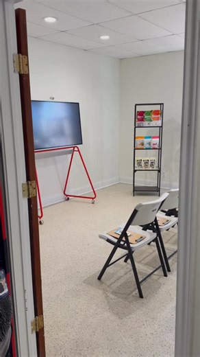 First event of the year!! 🐾 🐶At this event, we went over practical potty-training tips to help set dogs (and their humans) up for success! 🙌🏼 From building consistent routines & understanding timing, to preventing accidents & reinforcing good habits, Jeff shared clear, easy-to-apply guidance pet parents can start using right away. He also covered how to gently establish a leadership role to avoid confusion, create clarity, and set clear expectations - along with rewarding behaviors that lead