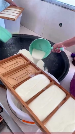 Traditional handmade tofu process: from soy milk to shaping!