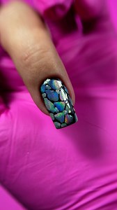 Uite un design genial obținut cu pigmentul holografic ! Pentru tutorial s-a folosit : 📌 Forming master nude 📌 smart forms natural square 📌 polish black 📌 holografic silver 📌 crystal top www.yasbeauty.ro | Yas Beauty Lab