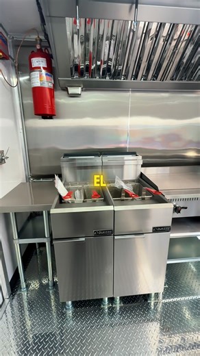🚚👑✨ ¡Y hoy hay entrega de patrona a patrona! ✨👑🚚 Sí señorrrr 🔥 La 🛠️👑 Patrona Trailer le hace entrega de su food trailer a la 👑🇻🇪 real patrona del sabor venezolano 🌽🫓🌭 Un sueño que nació con sazón, esfuerzo y mucha fe 🙏💛 y que ha ido de país en país 🌎✈️ llevando el auténtico sabor venezolano a cada rincón ❤️💙💛 Hoy celebramos no solo una entrega, sino una historia de lucha, constancia y pasión por la cocina 👩‍🍳🔥 Acompáñennos a ver esta historia 📖✨ y cómo nació este sueño que