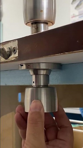 ネジが無い時のドアノブの外し方