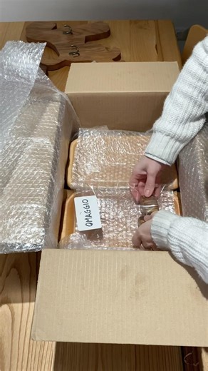 In falegnameria si continua a creare, in ufficio si continua a spedire