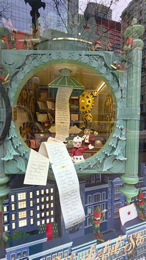 Chicago during the holidays just hits different, and nothing proves it more than the Christmas windows on State Street. Macy’s might be the name on the building now, but the magic is pure old-school Chicago… because this is the historic Marshall Field’s building, and the holidays have lived here for over a century. Marshall Field’s started these famous holiday windows back in 1897, and they’ve been a Chicago tradition ever since. Millions of people have stood right here on State Street, bundled 