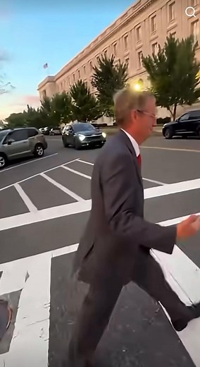 6.6K views · 85 reactions | Here is US congressman Tim Burchett discussing the existence of underwater alien bases that our government is keeping secret from us. What do you think about that? | Wake Up News | Facebook