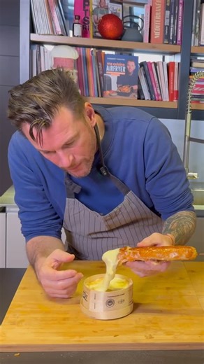 Merguez feuilletées à tremper dans le Mont d’Or 😱 Vraie dinguerie très gourmande ! Mettez votre four à 180 degrés et vive la cuisine 😘 #food #recette #montdor #merguez #cuisine | Norbert Tarayre