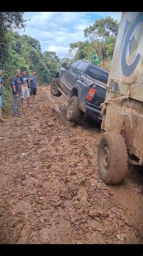 Chevrolet S-10 4x4 Kepater Saat Menarik Trailer, Nyaris Terguling di Jalan Lumpur!