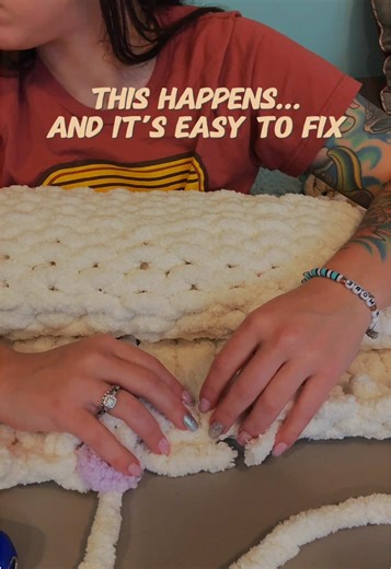 Sometimes a spot separates because the yarn breaks while starting the next row 🧶 It can feel scary — but it’s easy to fix. Here’s what to do: • stop knitting right away • fuse the broken yarn ends together • gently check the fuse to make sure it’s secure • re-knit the previous loops • continue the next row as normal No restarting. No panic. Just a small pause — then keep going. This is one of those moments beginners worry about most, and why learning how to fix things builds confidence. ✨ Comme