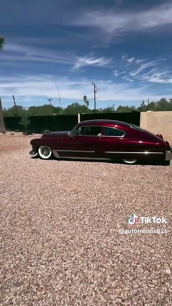 The Cadillac Series 62 was one of the most popular cars of its time, epitomizing luxury and style in American automotive history. The 1947 model marked a significant advancement in design and technology, offering buyers a blend of elegance, comfort, and cutting-edge engineering. ▎History of Creation After World War II, the American automotive industry began to recover, and Cadillac, as one of the leading luxury brands, sought to reclaim its place in the market. The 1947 model was introduced as a