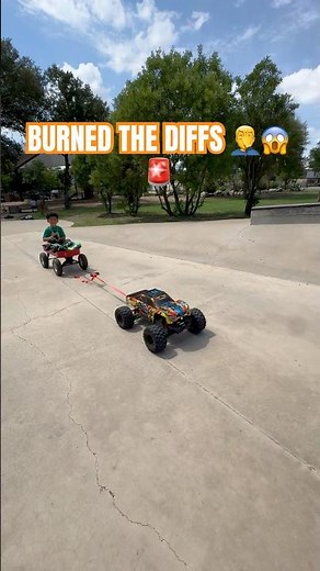 TRAXXAS X-MAXX TOWS LIKE A REAL TRUCK!! 🚛💪#shorts #rc #rccars #traxxas #rcmonstertruck #rctowing