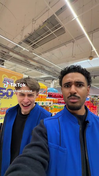 Mais… il LÉVITE sur un chariot ? 😳🛒 👉 Rdv sur https://www.spectacles.carrefour.fr pour assister à son spectacle #carrefour #magie #magicien #specatcles #course