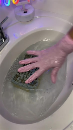 Relaxing ASMR Sponge Squeezing for a Good Night