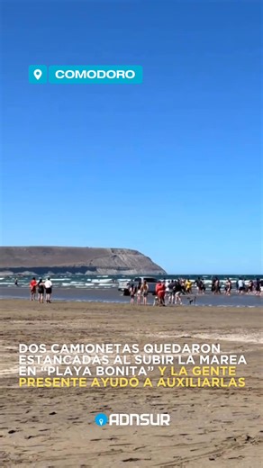 🌊 NO SE DUERMAN 😅🛻 Dos camionetas quedaron estancadas en la arena al subir la marea en #PlayaBonita y la gente presente ayudó a empujar para auxiliarlas. #comodororivadavia #chubut | ADN SUR Agencia de Noticias