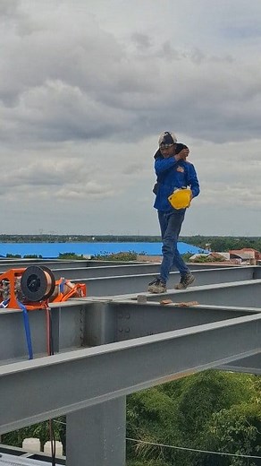 234K views · 3.8K reactions | Ironworker style, walking on steel beams. Extreme though #reel #construction #ironworker #style #erection #steelbiilding #facebook | Dunia LAS | Facebook