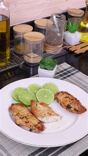Não sabe cozinhar? É assim que se faz frango frito fácil e sem complicação. Ingredientes: - 1 kg de filé de frango - 1 colher de chá de sal - 1 colher de chá de páprica - 1 colher de chá de pimenta-do-reino - 2 dentes de alho picados - Coentro a gosto - Cebolinha ou salsa a gosto — opcional - Azeite a gosto Tempo de preparo: - Marinar por aproximadamente 15 minutos na geladeira - Fritar os filés aos poucos até dourar