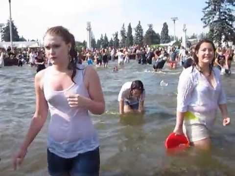 In the fountain, underwater camera. Water battle./В фонтане, подводная камера. Водная битва.
