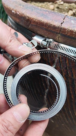 Best Home Gadgets on Instagram: "🔧 A flexible clamp band that tightens hoses securely without fixed sizes! Cut to length and use for plumbing, pipes, and repairs. ✔️ Adjustable cut-to-size band ✔️ Strong secure grip ✔️ Suitable for multiple pipe sizes Where would you use this first? 🛒 Link in Bio 👍🏻 #hoseclamp #plumbingtools #diyrepairs #besthomegadgets #kimigadgets"