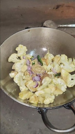 How to Make Aloo Gobi (Spicy Potato & Cauliflower Curry)