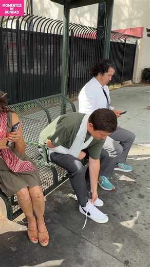 546K views · 2.4K reactions | Un Simple Acto de Amabilidad ¿Cómo reaccionarías ante la lucha de un extraño? Generated using Kling AI . . . (Sólo con fines de entretenimiento. Consulte a profesionales si se presentan orientaciones sobre actividades. Si se muestra alguna marca, no implica ninguna afiliación. Si se inspiran en hechos reales, pueden incluirse adaptaciones creativas. El contenido puede incluir imágenes públicas.) | Fabiosa Español | Facebook