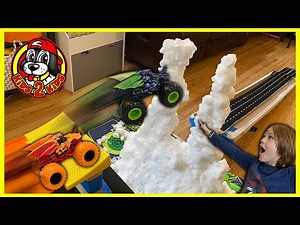 DRAGONOID Monster Truck Downhill Racing 🌨SNOW INSIDE OUR HOUSE - 2022 Monster Jam Toys (Series 17)