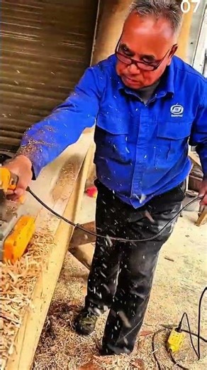 Smoothing large wooden plank using electric planer