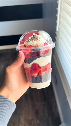 escuela de reposteria🧁 postres faciles on Instagram: "✨🍓😍 Hoy te enseño a preparar un delicioso postre en vaso con galleta Oreo triturada y fresas en cuadritos 🍪🍓 ¡Fácil, rápido y perfecto para consentirte o emprender! 💡🍨 ¿Lo intentarías en casa? 🙌 #PostresEnVaso #RecetasFáciles #Oreo #Fresas #DulcesMomentos #RecetasRápidas #EmprenderConPostres #TikTokFood #PostresCaseros #FoodLovers #postrecreativo"