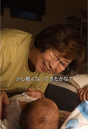 【生後30日👶🏻】ひいおばあちゃんと過ごす夜🌜 . かめちゃんが夜勤の時に、助っ人で まりなのおじいちゃん&おばあちゃんが来てくれました😖❤️ . 過去一寝なかった夜なのに おばあちゃん寝ずに頑張ってくれました😭✨ . ありがとう😭💖 . #新生児 #出産報告 #出産レポ #出産 #ワンオペ育児 #ベビー用品 #ベビーグッズ #完母#マタニティブルー #ベビー #出産祝い #赤ちゃん #離乳食 #寝返り #つかまり立ち #ずり這い #ハイハイ #高祖父 #ひいばあちゃん #ひいじいちゃん #曽祖父 #曽祖母 #高祖母 #ひ孫