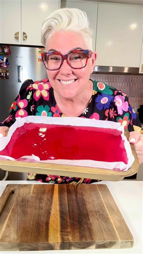 💕 This Jelly Cheesecake Slice Will WOW Everyone! 💕 The recipe is in the comments. ⬇️ Need a dessert that looks fancy but is secretly super easy? 🙋‍♀️ This Jelly Cheesecake Slice is creamy, citrusy, wobbly perfection—no oven required! 🧀🍋 It’s made with a buttery biscuit base, smooth cream cheese filling, and a vibrant jelly layer that jiggles just right. Perfect for summer parties, family dinners, or those “I need dessert now” moments! 😍 Tag someone who needs to try this ASAP! 🍓 #jellychee