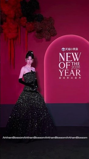 "Zhou Ye's elegant, polite, and poised beauty is captivating. With a charming side personality"