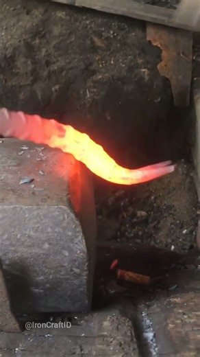 The process of making a crowbar, a multi-purpose tool #blacksmith #nature #documentaryfilm