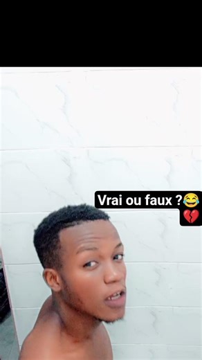 😂📱 Moi je vois un téléphone… eux non #Shorts #Humour #Viral #Internet #WTF #Meme #Trending #FouRire