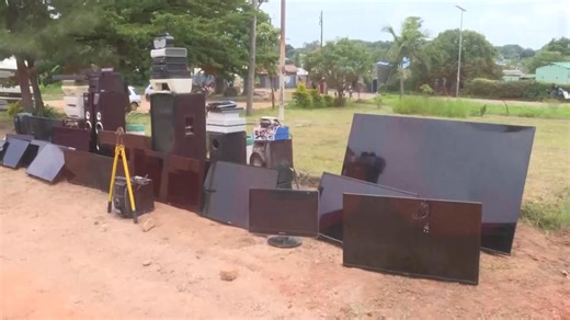Copperbelt Police Crack Down on Crime By Hector Simfukwe The Zambia Police Service in Ndola has recovered stolen property following an operation conducted in Kawama Compound. The recovered items include 24 television sets, printers and other electronic gadgets. Police also displayed a vehicle and weapons believed to have been used in committing the offences at Chifubu Police Station. Meanwhile, Copperbelt Police Commissioner MWALA YUYI has cautioned criminals that law enforcement operations in t