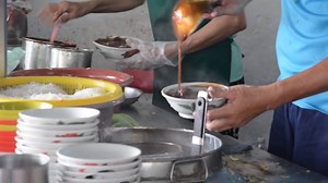 98K views · 1.3K reactions | 香港人在槟城威省的美食之旅：北海阿坤卤面、大山脚的三味咖啡冰、818 Rojak、盖饭，不停的吃吃吃.... | 槟城咖啡馆 Penang Cafe | Facebook