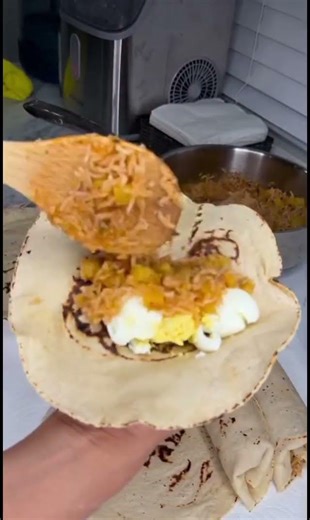 tacos de huevo arroz y papas para llevar ala trabajo