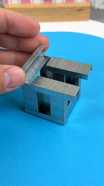 Learn how to make fun cubes using staples! It's simple and fun, and with good, reliable staples, you can make almost anything! #fblifestyle #EducationalToys #handmadediy | Art, Crafts and Journals
