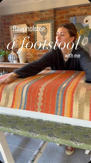 Spend the day with me as I reupholster a footstool to give it a brand new lease of life and many more years of use. Isn’t it amazing how a new fabric can freshen it up so much. White linen was a little bit impractical for a footstool with so much use, so we opted for a much more durable, patterned fabric to not only be practical, but gorgeous too. Fabric: @andrewmartin_int “Argo” in Brick We can make bespoke footstools and headboards, or do reupholstery projects. Just send me a DM or email ✨🌻🌻