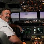 Fantastic DIY Flight Simulator Made From Old Boeing 737 Cockpit (video)