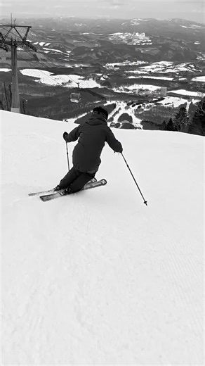 Takehiro Saito on Instagram: "The key to controlled skidded short turns is not over-extending your legs and not using too much edging. If you extend your legs too much, your balance becomes unstable. If you edge too aggressively, the flow into the next turn stops, your movements slow down, and you end up losing control. スキーをずらしたショートターンのコツは、脚を伸ばしすぎないことと、エッジングを強めすぎないこと。 脚を伸ばしすぎると重心が不安定になるし、エッジングを強めすぎると切り替えまでの流れが止まって動きが遅くなり暴走する。 @klattermusen_japan @sweetprotection_japan @salomonskijp @sidas_japan 