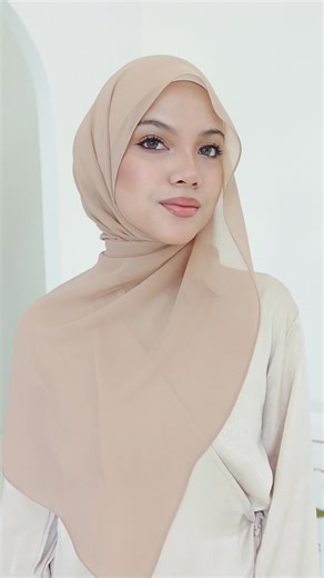 Here is the simple and flowy shawl tutorial for our coveredaries 💕 stay tuned for more tutorials coming! #coveredscarf #sheedition