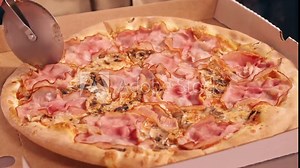 Pizza cutter cuts pizza with a round knife